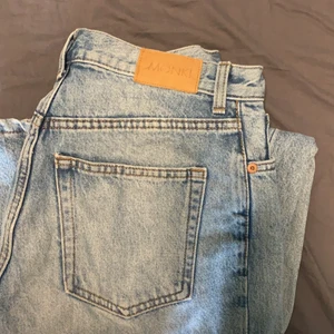 Ljusblå jeans från monki i modellen yoko - Bra skick!