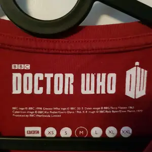 Röd Doctor Who t-shirt. Inga fel. Köpt på SFI-bokhandeln (Science fiction). Använd ett fåtal gånger. Kan finnas lite päls på den (har katter).