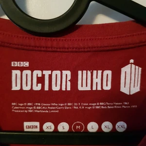 Doctor Who "BLINK" t-shirt i storlek M.  - Röd Doctor Who t-shirt. Inga fel. Köpt på SFI-bokhandeln (Science fiction). Använd ett fåtal gånger. Kan finnas lite päls på den (har katter).