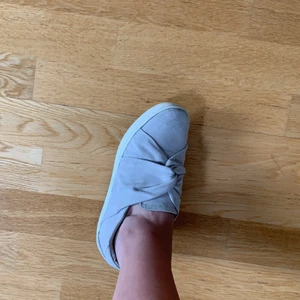 Sneakers grå - Gråa sneakers, ser ut som nya, säljer billigt!