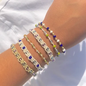 Armband - Egengjorda armband. Lätt att reglera storlek. De smalare köps för 30kr styck och de tjockare för 50kr styck exlusive frakt. Köp någon färgkombination som finns på min profil eller välj färger själv💖💜🌟