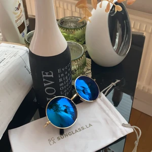 Runda blåa solglasögon med guld detalj. - HELT NYA!! Fick hem dom idag som jag beställt för 150kr + 100kr tull för dom är fråm USA, bra kvalite och aldrig använda, otroligt fin blå färg och fint runda vill inte ha dom eftersom han köpa ett par andra solgalsögon innan och då behöver inte båda<3