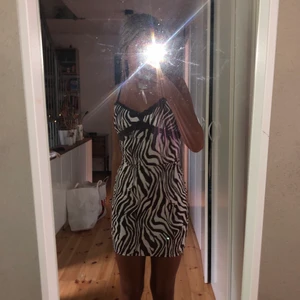Klänning 👗  - Säljer en sån fin klänning i brunt zebra mönster med spets detaljer som sitter som en smäck!🥰 Säljer pga att det inte är min stil. Köparen står för frakt💕💕