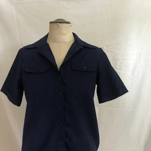 Kortärmad skjorta  - Strl 42, liten i storleken. 65% Polyester 36% Bomull. Köpt på Tradera men för liten för mig. 