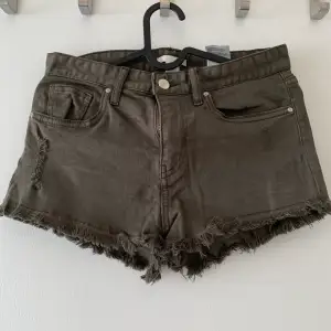 Mörkgröna shorts från h&m. Storlek 34, bra skick. Kan mötas upp i Vellinge & malmö / köparen står för frakten. 
