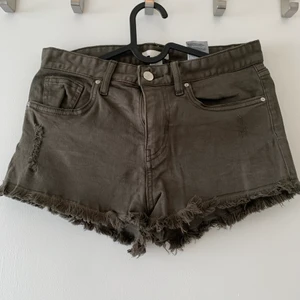 Shorts från h&m - Mörkgröna shorts från h&m. Storlek 34, bra skick. Kan mötas upp i Vellinge & malmö / köparen står för frakten. 