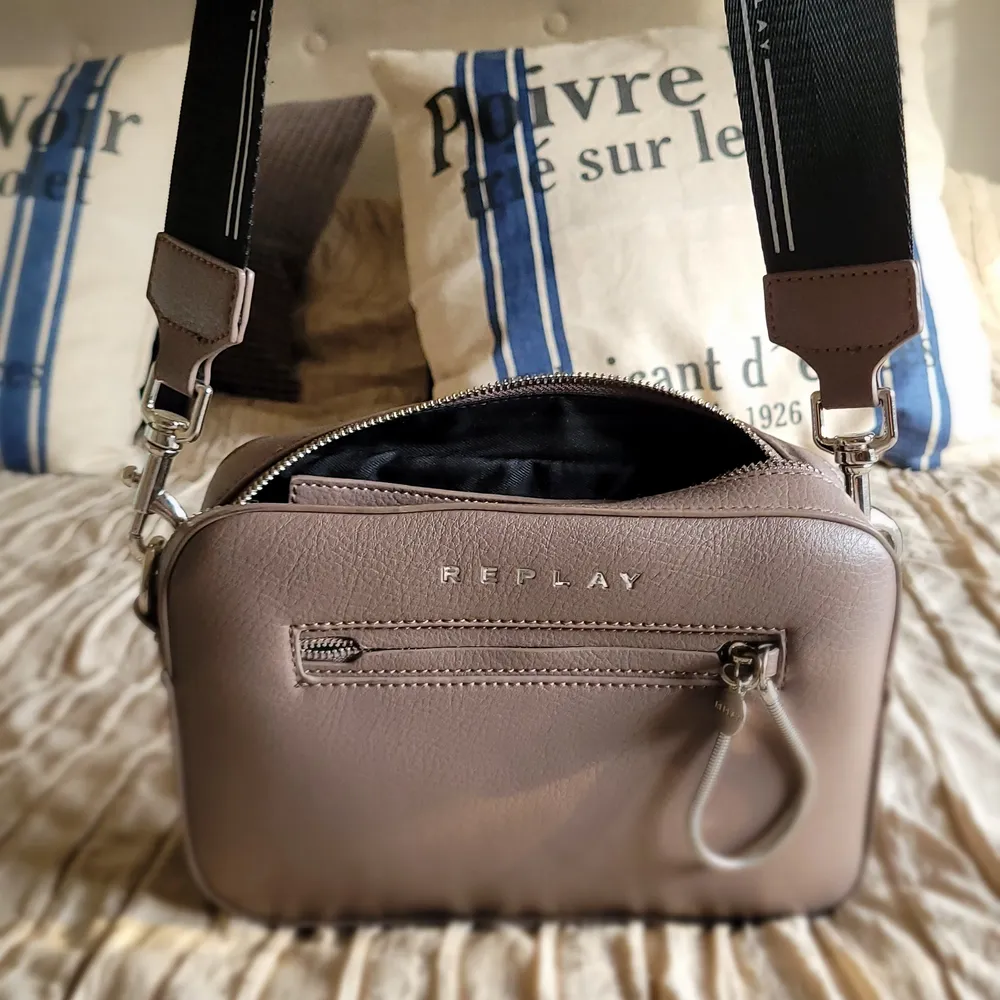 Replay, New bag. Beige. Used once.. Accessoarer.