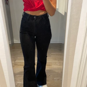 Lee breese jeans strl 25/31 - Svarta Lee breese jeans i strl 25/31. Bra skick då de har använts 3-4 gånger men tycker de är lite för långa på mig så de kommer inte till användning.