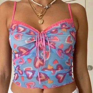 Cool Tröja - ❗️Lånade bilder❗️Hej säljer nu denna skitcoola tröjan som är köpt här på plick men inte blivit använd då den inte riktigt är min stil. Skulle passa så fint med ett par lågmidjade jeans tex. Väldigt bra skick!❤️