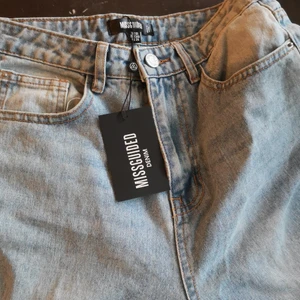 Misguided  - Ljusblå jeans helt oanvända. Srorlek EUR 34R, US 2R, UK6R. Tag finns kvar på jeansen. Inte stretch. Hög Midja och smal midja. Köparen står för frakt 