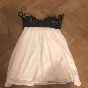 Klänning  - Jag säljer denna klänning för 40kr, köparen står för frakten. Står tyvärr inte vilken storlek den är i men skulle tippa på att den är i storlek xs-s. Aldrig använt.