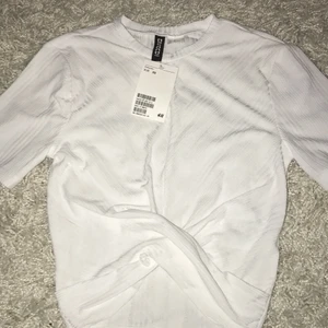 T-shirt  - En oanvänd T-shirt med lapp kvar! Tyvärr för liten för mig. 