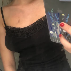 Svart linne - Gulligt super skönt linne med detaljer upptill. 