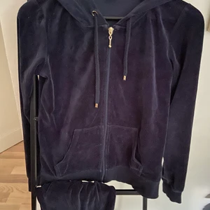 Juicy Couture - Ett nästan helt oandvänt mjukissätt som liknar juicy Couture. De är marineblått i storlek Xs-s säljer då jag har ett likadant. Skriv till mig privat vad ni kan lägga för bud❤️