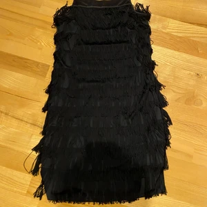 Klänning vero Moda  - Svart tajt, knälång fransklänning från vero Moda. Tunna axelband. Storlek m men skulle säga mer som en s/xs. Skickar fler bilder om man önskar.Betalning via swish. Köparen står för frakten. Kan skicka spårbart om man önskar. 