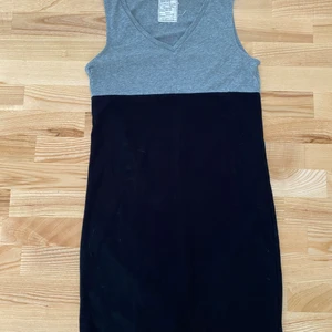 Klänning strl S - Mjuk trikåklänning. V-ringad,ärmlös. Storlek S men då är den inte jättetajt på mig.( 167cm och har strl s) går till knäna.köparen står för frakten. Betalning med swish. 