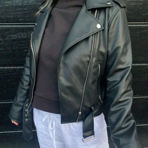 Skinnjacka Fake skinn! - Skinnjacka från zara i storlek m, passar s också beroende på hur man vill att den ska sitta. Fake skinn/läder. Har ett hål i en av fickorna men inget som syns utåtsätt. Tänker mig 270 exk frakt, men kom med egna förslag. Högsta bud: 290 exk frakt