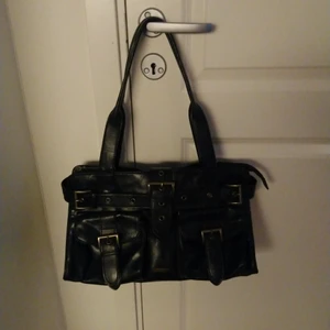 Handväska /axelväska  - Sparsamt använd väska, ren och fin. 