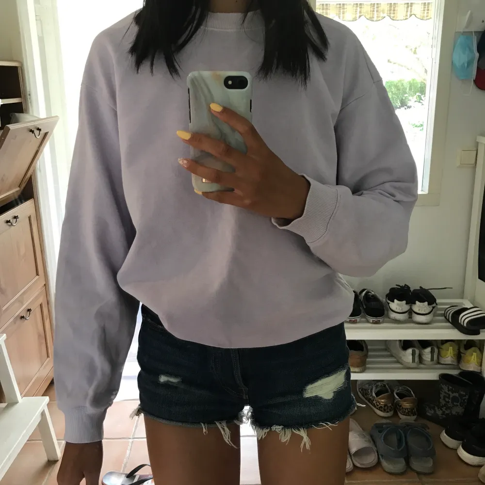 Jättefin sweatshirt i världens finaste lila färg från monki. Som ni ser på bilderna är färgen inte jättejämn på vissa platser, med det är inget man tänker på💜sitter fint lite oversized på mig som har xs🥰tveka inte kontakta mig vid frågor eller fler bilder💞. Tröjor & Koftor.