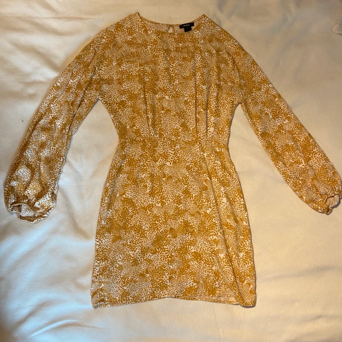 En gul och vit klänning i strl xs - 90