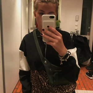 Zara basic tröja - Cool zara basic tröja, knappt använd. Storlek ca men passar även s. Säljer för 100, köparen står för frakt. 