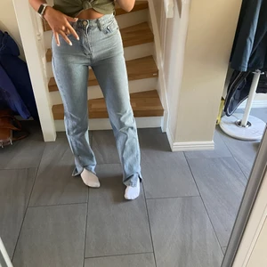 Venderbys Lexi jeans - Säljer dessa helt nya och oanvända  jeans från venderbys i storlek xs pga fel storlek för mig. Kontakta privat för intresse. Högsta bud 570kr!