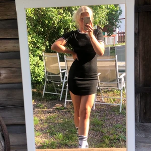 Tight kortklänning - Skön och snygg klänning i svart stretchigt tyg med vita detaljer🖤🤍 köparen står för frakten✨