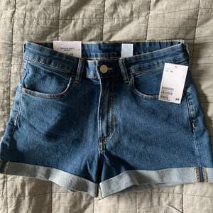 Säljer ett par helt nya jeans shorts från HM med lappar kvar. Super fina o storlek 36. Mitt pris 100kr + frakt 💕