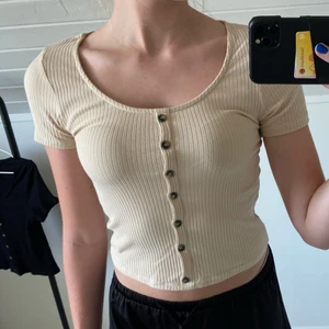 Beige topp HM - Säljer denna fina topp från hm med knappar på i storlek XS passar lika så S och M. Eftersom jag har det🤍😍