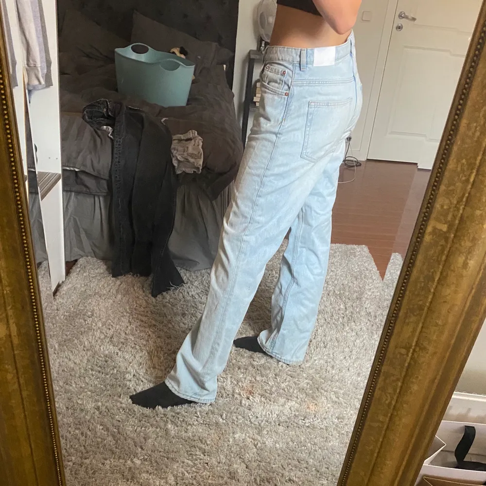 Weekday jeans i storlek w31 l 32, jag är 171 och de sitter väldigt oversize på mig men vilket just nu också är super trendigt, buda från 300kr💗vet inte vad det är för storlek men jag har oftast 36. Jeans & Byxor.