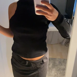 Svart polo tröja  - Svart polo tröja med en arm använd typ två gånger (bra skick) 🖤