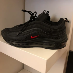 Nike air Max 90 - Köpta för 1834kr. Väldigt bra skick. Använda ett par ggr bara. Första bilden är utan blixt. De andra är reflexen med flash på. 