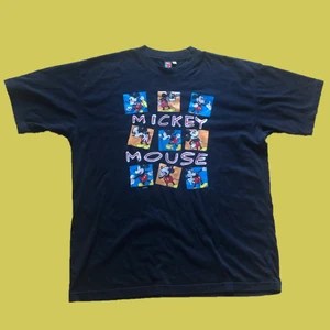 Vintage Disney  - Mörkblå Mickey Mouse t-shirt. Mickey Unlimited. Från 80/90-tal. 