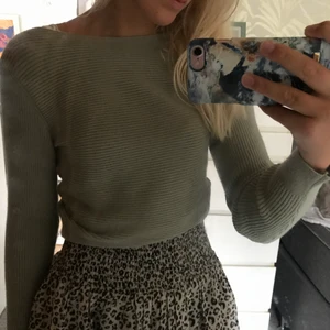 Tröja från mango - Säljer denna otroligt fina tröja från mango i mintgrön, köpt för lite mindre än ett år sen och använd ca 1-2 ggr. Den har en väldigt fin och cool rygg som går omlott kan man säga som ni ser på andra bilden. Säljs pågrund av att den inte kommer till användning av mig💚den är i mycket gott skick! Storlek:xs