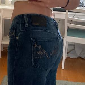 Säljer nu mina sjukt fina diesel jeans då de tyvärr har blivit för tajta på mig. Jag är vanligtvis storlek 36 och 170 cm lång och jeansen är lite för korta på mig. Skulle säga att det passar någon med storlek 34 och som är från 150-165 cm. Köpare står för frakt, skriv om du undrar något❤️