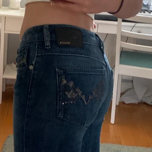 Diesel jeans W27 L30 - Säljer nu mina sjukt fina diesel jeans då de tyvärr har blivit för tajta på mig. Jag är vanligtvis storlek 36 och 170 cm lång och jeansen är lite för korta på mig. Skulle säga att det passar någon med storlek 34 och som är från 150-165 cm. Köpare står för frakt, skriv om du undrar något❤️