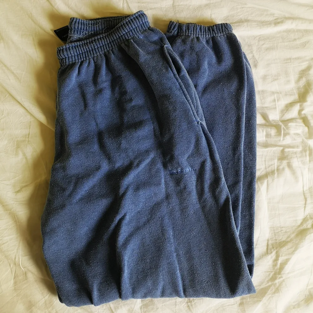Mjukisbyxor från Urban Outfitters i strl M. Perfekt om man vill ha lite oversized. Knappt använda. Möts upp i sthlm eller köparen står för frakten🥰🥰. Jeans & Byxor.