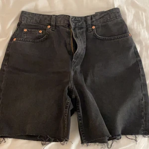 Bermuda shorts strl 38 - Ett par svarta Bermuda shorts från H&M i storlek 38. Använda bara en gång och de är i nyskick. Dom är lite mörkare i verkligheten. 
