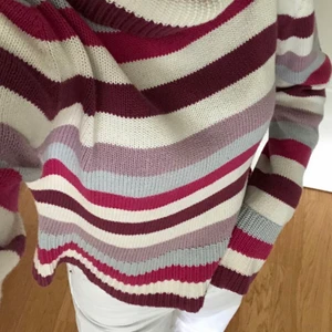 Vintage stickad tröja  - En vintage tröja i en unik och superfin modell. Då lappen inte är kvar vet jag inte storlek, men skulle säga den passar allt ifrån en XS, S eller M. Säljer för 200kr💞 Gratis frakt!