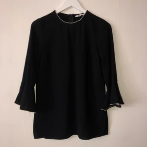 Svart blus  - Svart blus från Zara i storlek S, den har glittrande diamant smycken runt halsen och armarna