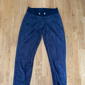 Lågmidjade mjukis💜 - Ett par låga mjukisbyxor från Cubus (säljs inte längre) som bara använts några gånger. Köptes under 2010 men är i bra skick! 