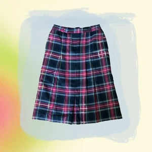 Långskjol - Favorit kjolen som tyvärr blivit för stor :'c Köpt på humana i Berlin, i använt skick men inga större defekter! Lite små knottrig bara💌 (sitter riktigt fint med Jden grå Jacobson västen som finns på min sida ;))) 💌 📮 Har du andra frågor om plagget är det bara att skicka iväg ett meddelande 💞✨