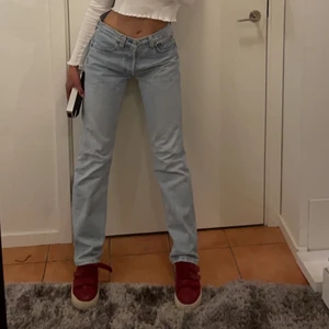 Levis jeans 501 - Säljer dessa vintage Levis jeans w 28 längd 32. Jag har vanligtvis w25 men haft dessa lite oversize. Välanvända men det som gjort dem så snygga! hör av er om ni vill ha mer bilder! Kan mötas i Sthlm annars står köparen för frakt!💜