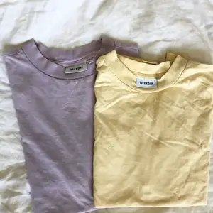 Två bas tröjor från weekday i jättefint skick. Färgerna framgår inte jättebra men ena är i en neutral gul och den andra i ljus violet. Båda i storlek M! Köp båda för 50 eller 30 styck! 