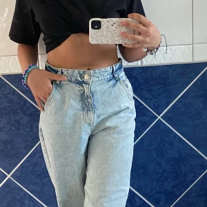 Jeans - Ett par ljus blåa högmidjade jeans från hm🤍🤍 köptes förra våren men kommer tyvärr inte till användning längre😭 är 257cm och dem passar rätt bra på mig, frakt tillkommer på 79kr📦