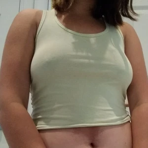 Pastellgul crop top - Pastellgult croppat linne! Skriv för fler bilder:)