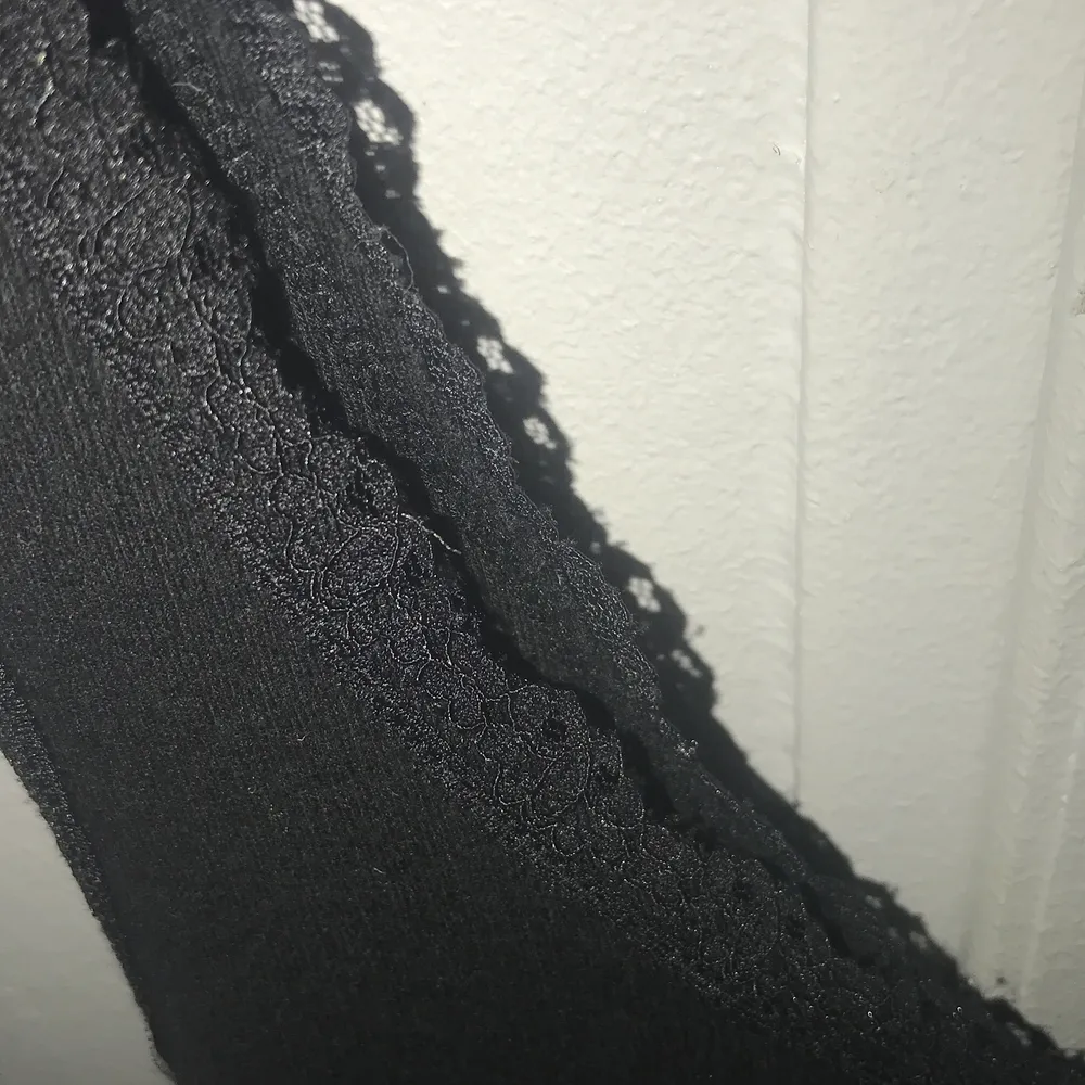 Ett svart linne med spets köpte det för typ 1 år sen men har aldrig använt och är som ny. Toppar.
