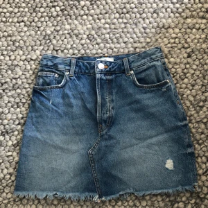 Fin jeanskjol! - Säljer en fin jeanskjol i gott skick.Har aldrig används.Köptes för 150kr säljes för 60!!!!!!