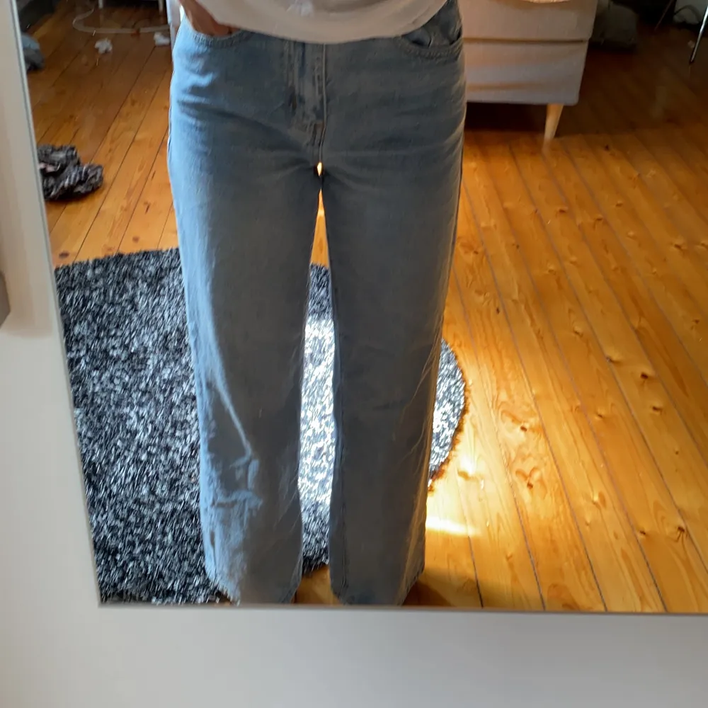 Fint skick, tycker att dom är försmå för mig så därför jag säljer. Jätte fina byxor. Storlek 27 själv är jag 162/163 cm . Jeans & Byxor.