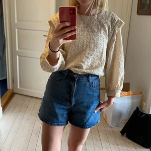 Söt blus - Söt våfflad blus från monki storlek S! Perfekt till sommaren/hösten! 